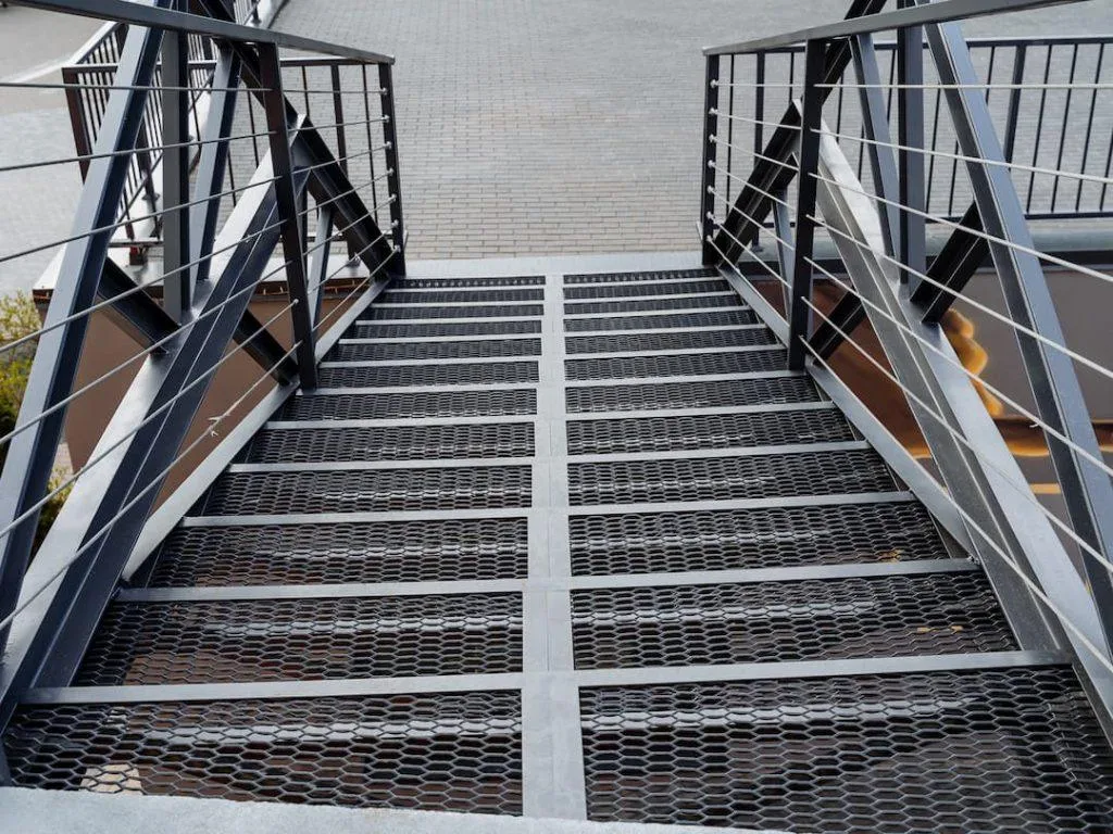 Escalera exterior en metal expandido para plaza comercial moderna