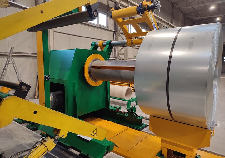 Servo feeding and leveling system