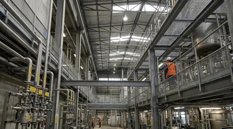 Système complexe de plateformes et grille de plafond pour installation industrielle multi-niveaux thumbnail 1