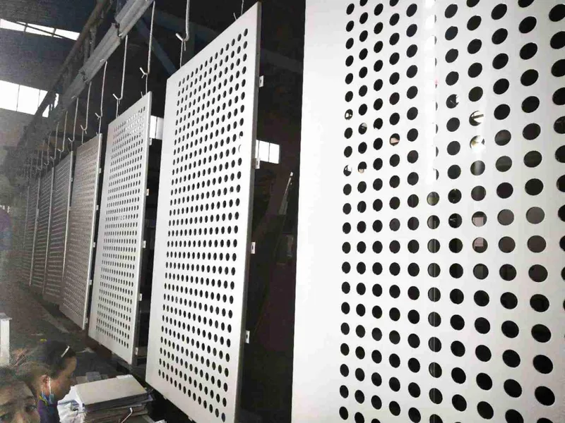 seleccion de material para metal perforado: aluminio, recubrimiento PVDF